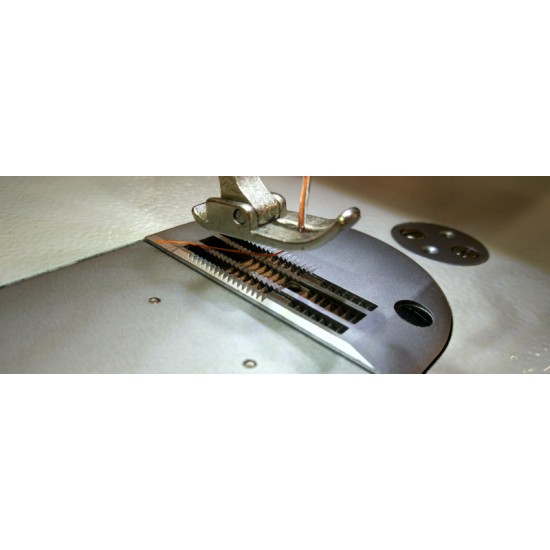 Промышленная швейная машина  SIRUBA DL7200-NM1-16 с игольным транспортом на китайском столе